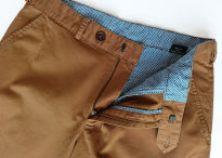 Brązowe spodnie męskie wykończenie premium.