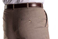 Zbliżenie na beżowe spodnie męskie w kratę. Produkt polski SZCZYGIEŁ