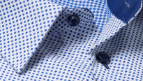 Unikatowa niebieska koszula wzorzysta, która podkreśli Twój wyjątkowy gust i charakter! Wzór w szachownicę i odcienie niebieskiego to połączenie klasyki z nowoczesnością. Wykonana z dbałością o najmniejsze detale, zapewnia nie tylko modny wygląd, ale także maksymalny komfort noszenia. Odkryj nowe oblicze męskiej elegancji i wybierz koszulę, która stanie się Twoim znakiem rozpoznawczym!