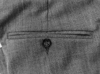 Spodnie męskie garniturowe szare wykonane z tkaniny tropik o składzie 45% wełna, 55% poliester.