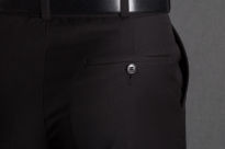 Czarne spodnie z kantem kieszeń tylna.