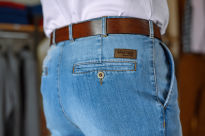 Jeansy męskie jasne Szczygieł w modelu chinos z charakterystycznym metalowym guzikiem i wewnętrznymi kieszeniami.