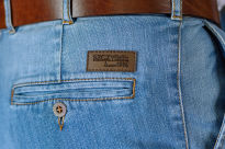 Jasne jeansy męskie i logotyp marki Szczygieł z tradycją od 1974r.