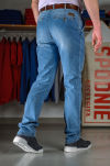 Jeansy męskie jasne z charakterystycznymi kieszeniami. Jeansy w modelu chinos.