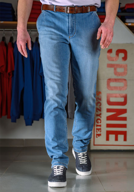 Jasne jeansy męskie w kroju chino uszyte w krakowskiej pracowni krawieckiej Szczygieł z tradycją od 1974r.