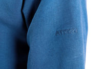Bluza z kapturem niebieska After'ki - Zbliżenie na logotyp i strukturę tkaniny.