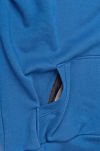Bluza niebieska z kapturem posiada ukrytą funkcjonalną kieszeń na zamek.