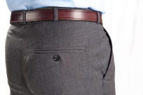 Szare spodnie w kant z tropiku. Skład tkaniny to 44% wełna, 54% poliester i 2% elastan.